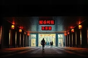 《潮汐档案》封面：退潮后滩涂上留下贝壳与水位线